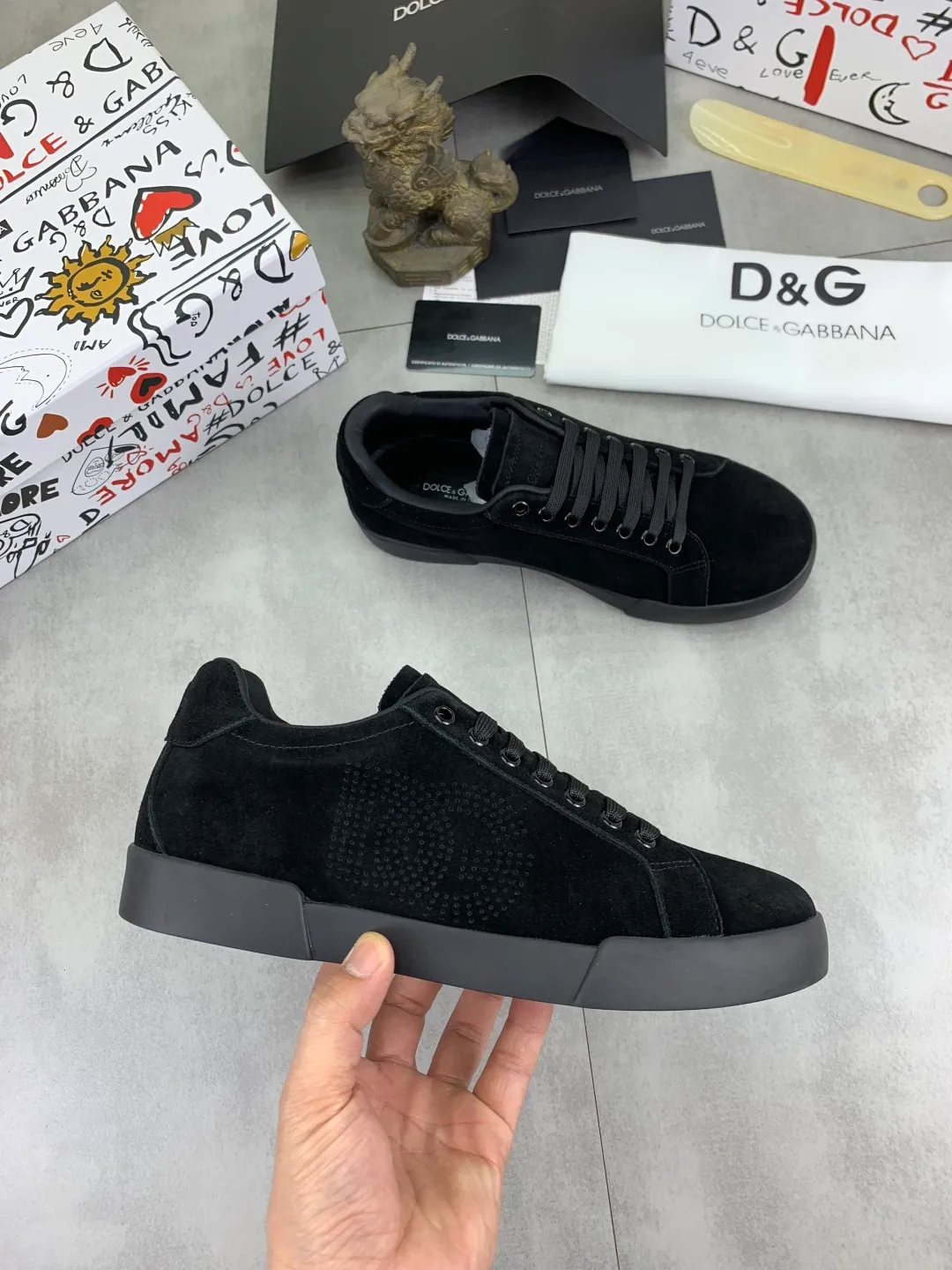 Men's shoes 💰P520💰 [New model] The latest hot model, top original quality, the official website is synchronized with "DOLCE&GABBANA [Dolce & Gabbana] ~ High Quality." Effect Low-top casual DG men's shoes, loved by many celebrities, using high-end imported first-layer frosted calfskin with punched logo design + cowhide feet, simple and elegant, perfectly interpreting the latest inspiration for shoes, integrating classics and fashion. Luxurious dream, dominating fashion Suitable for drivers, light and comfortable to drive, light and breathable for outdoor travel, high-end quality, trustworthy, 4️⃣colors🉑️ to choose from! Code number: 38-46